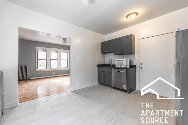 1319 W Estes Ave, Unit 22 in Chicago, IL - Foto de edificio - Building Photo