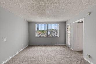 728 Executive Center Dr in West Palm Beach, FL - Building Photo - Building Photo