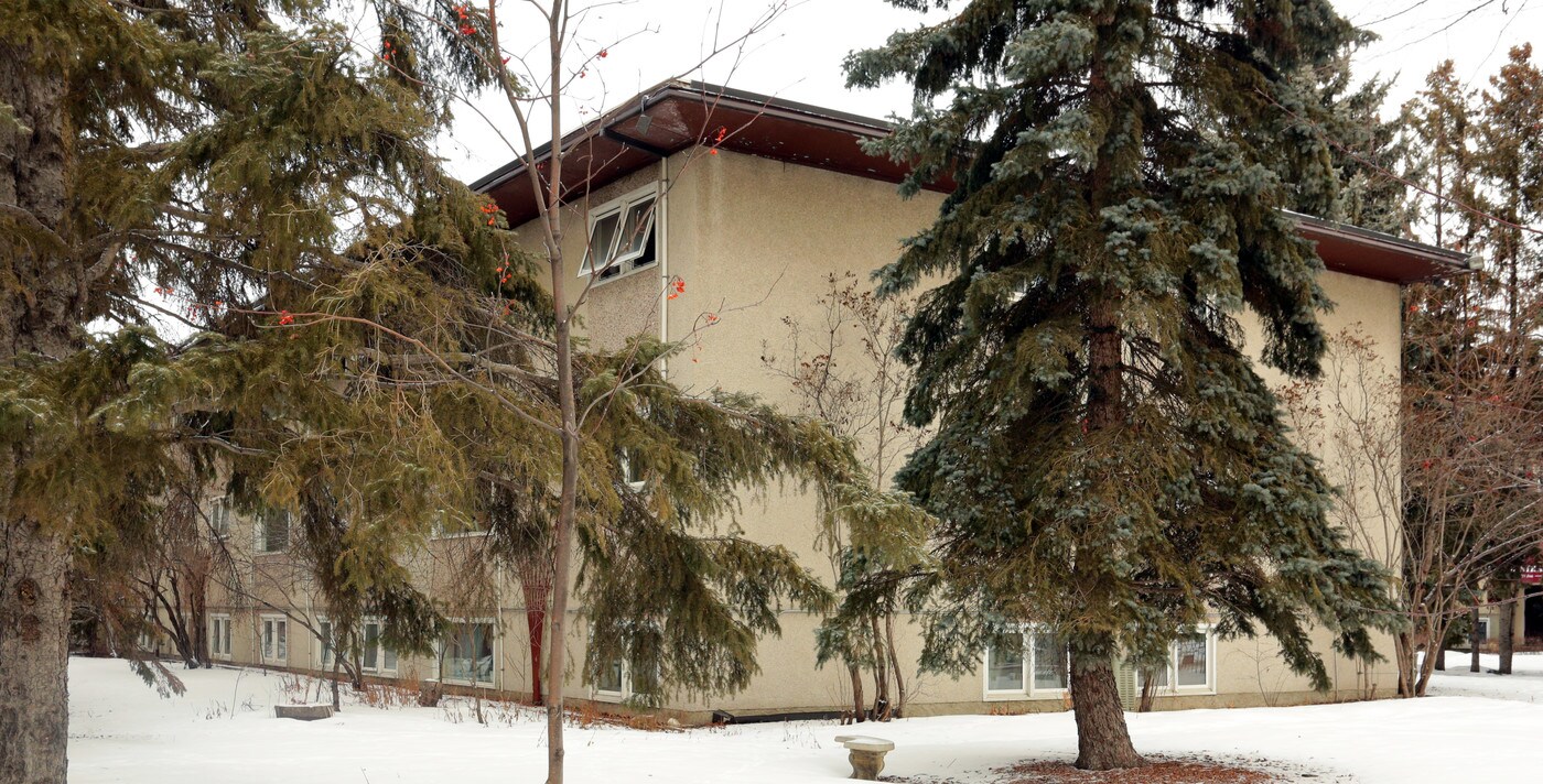 Queen Mary Apartments in Edmonton, AB - Building Photo