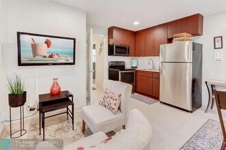 74 NE 5th St in Deerfield Beach, FL - Building Photo - Building Photo
