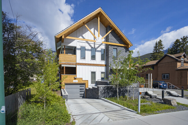 329 Marten St in Banff, AB - Building Photo - Building Photo