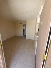 521 N Decatur Blvd in Las Vegas, NV - Foto de edificio - Building Photo