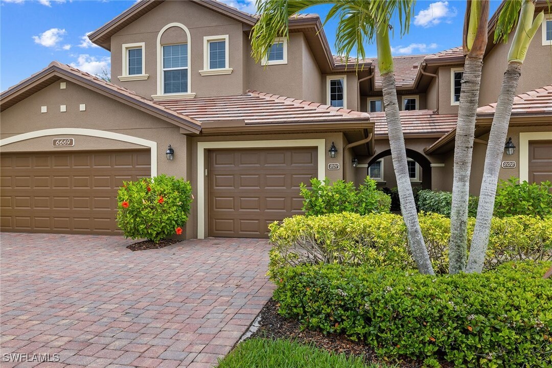 6669 Alden Woods Cir in Naples, FL - Foto de edificio