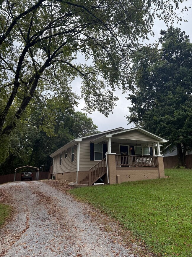75 McCraw St in Rossville, GA - Foto de edificio - Building Photo