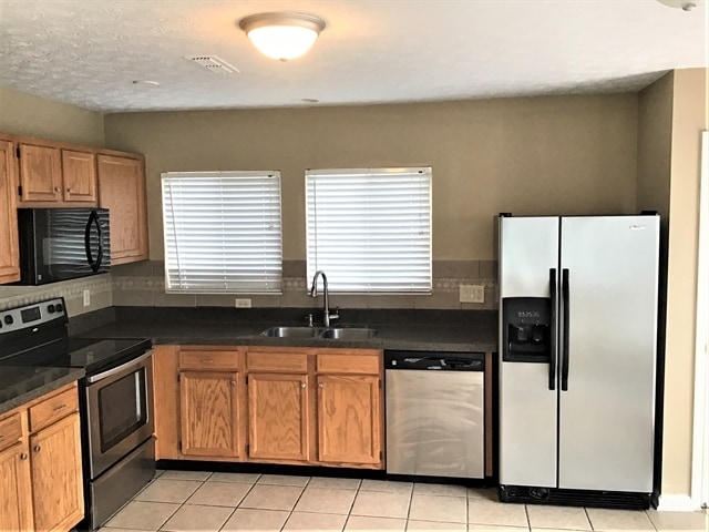 1006 Greenob Dr in Englewood, OH - Foto de edificio - Building Photo