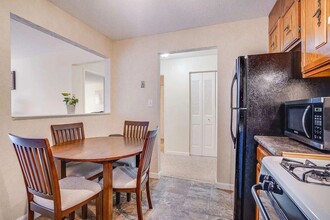 19 Country Club Dr in Manchester, NH - Building Photo - Building Photo