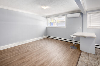 233 Mohawk Road East in Hamilton, ON - Building Photo - Interior Photo