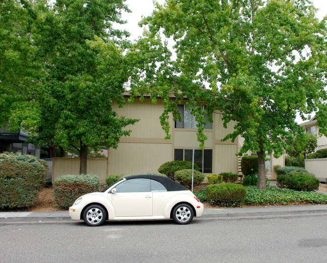 909 Kirsten Ct in Rohnert Park, CA - Foto de edificio - Building Photo