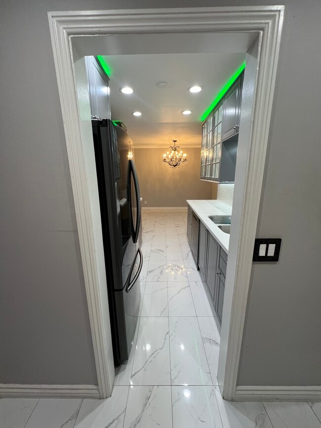 121 Sinclair Ave, Unit 223 in Glendale, CA - Foto de edificio - Building Photo