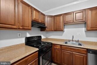 3807 Swann Rd, Unit 304 in Camp Springs, MD - Foto de edificio - Building Photo