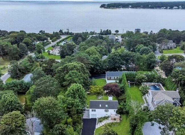 12 Ridge Ln in Hampton Bays, NY - Building Photo - Building Photo