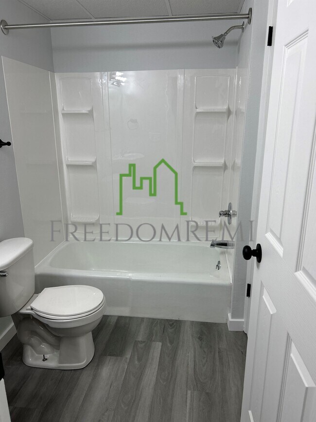 1317 Oakland Rd NE, Unit 1317-04 in Cedar Rapids, IA - Building Photo - Building Photo