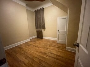 12 Barton St W in Hamilton, ON - Building Photo - Building Photo