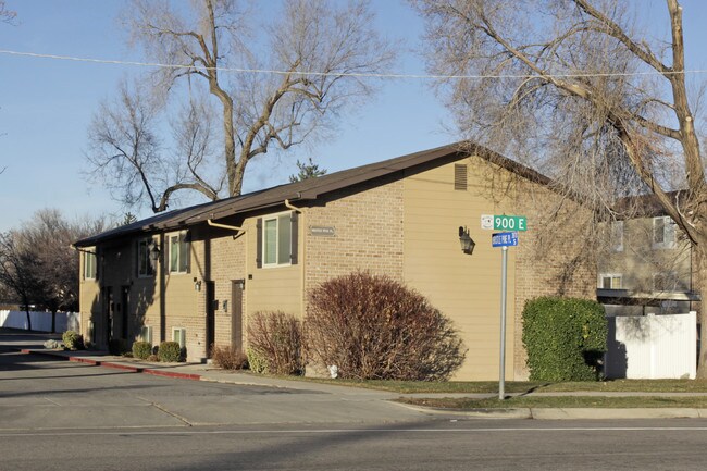 Bristle Pines Apartments in Salt Lake City, UT - Foto de edificio - Building Photo