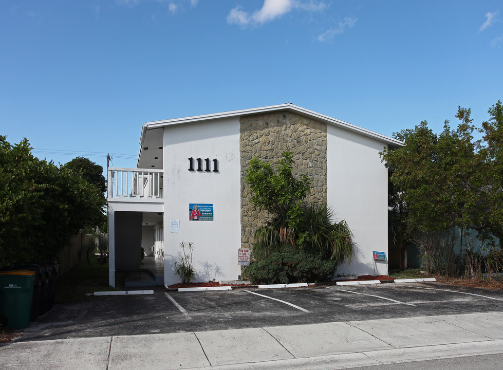 1111 N Federal Hwy in Lake Worth, FL - Building Photo