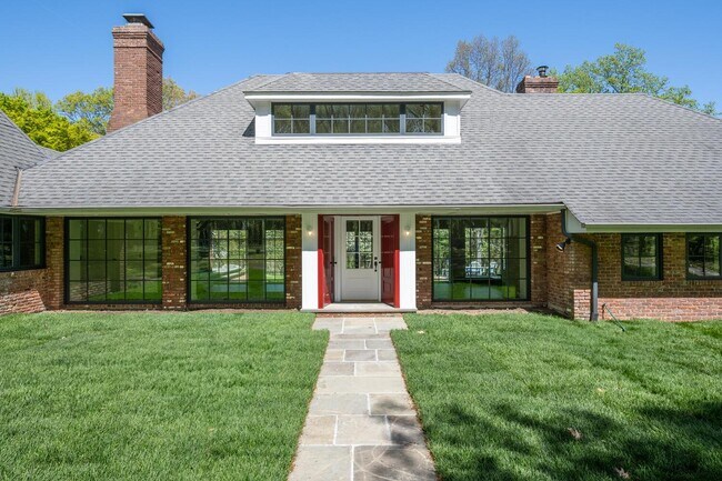 214 Centre Island Rd in Oyster Bay, NY - Building Photo - Building Photo