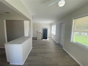 10202 N 27th St in Tampa, FL - Building Photo - Building Photo