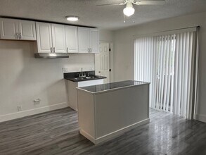 423 E 82nd St, Unit #3 in Los Angeles, CA - Building Photo - Building Photo