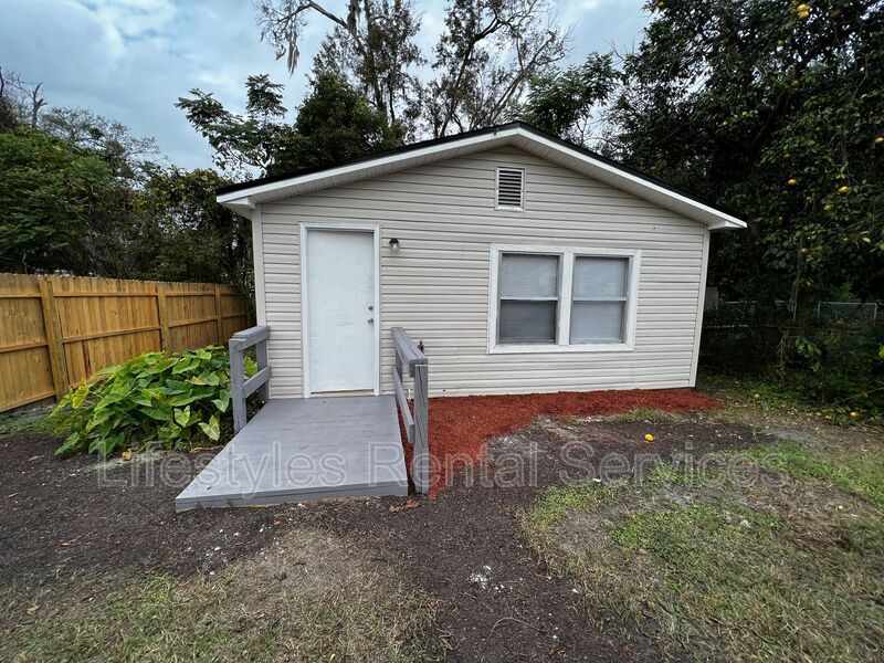 2425 Dolphin Ave in Jacksonville, FL - Building Photo