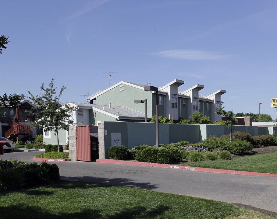 New Dimensions Apartments in Woodland, CA - Foto de edificio