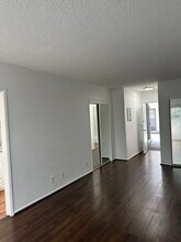 1722 S Barrington Ave, Unit 4 in Los Angeles, CA - Foto de edificio - Building Photo