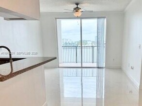 17100 N Bay Rd in Sunny Isles Beach, FL - Foto de edificio - Building Photo