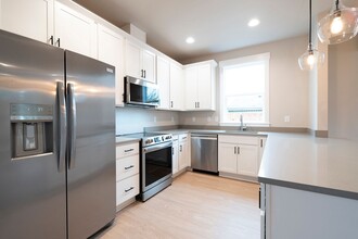 15893 SE Washington Ct in Portland, OR - Foto de edificio - Building Photo