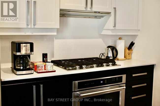 4050-4050 Parkside Village Dr in Mississauga, ON - Building Photo - Building Photo