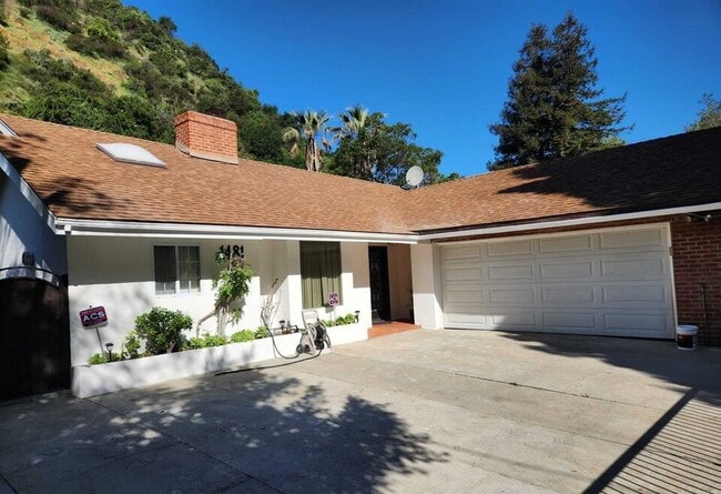 1481 Benedict Canyon Dr in Beverly Hills, CA - Foto de edificio - Building Photo