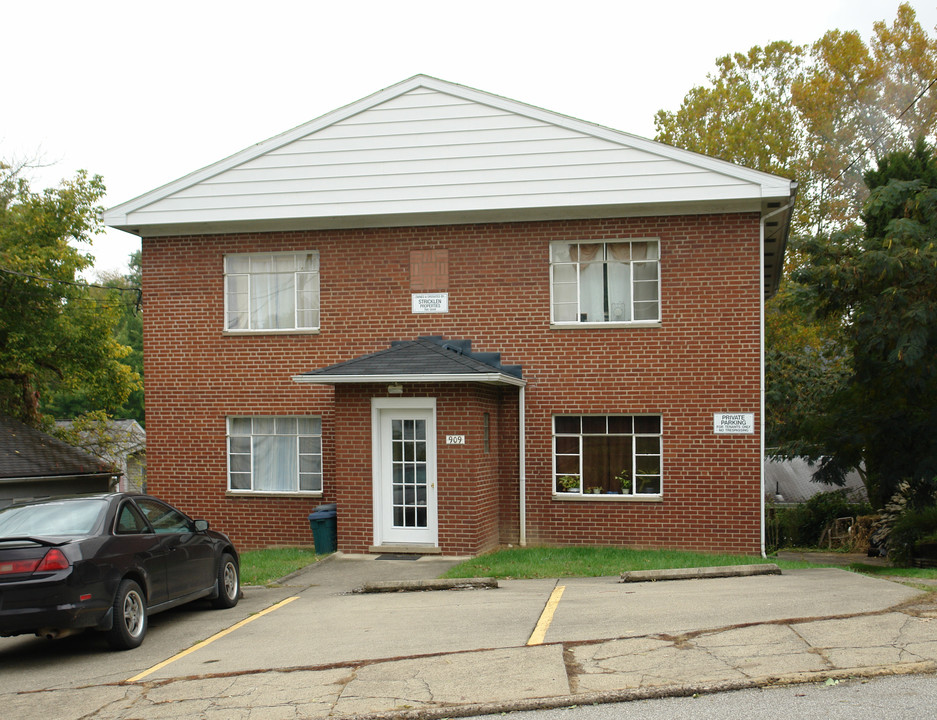 909 Greendale Dr in Charleston, WV - Building Photo