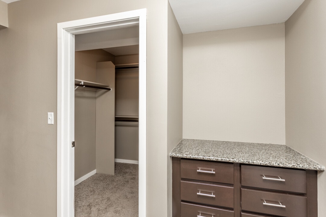 Oakcrest Condominiums in Iowa City, IA - Building Photo