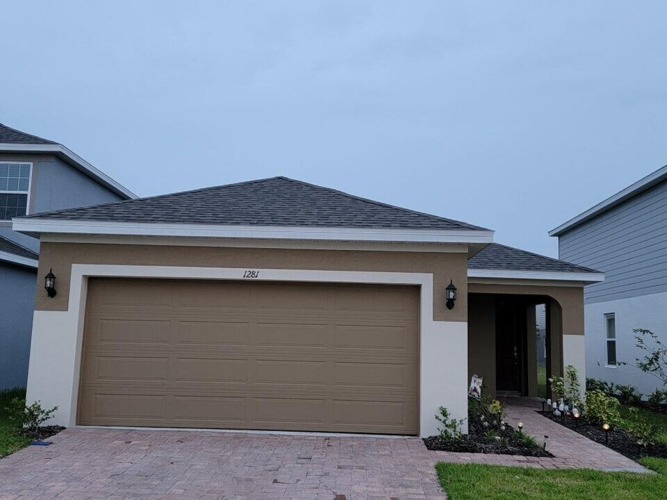 1281 Regal King Dr in Kissimmee, FL - Building Photo