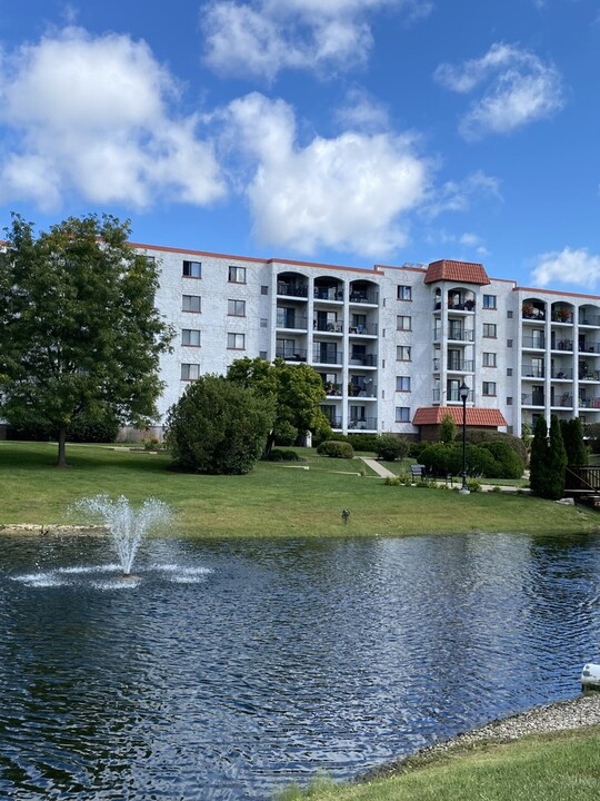 375 Plum Creek Dr in Wheeling, IL - Foto de edificio