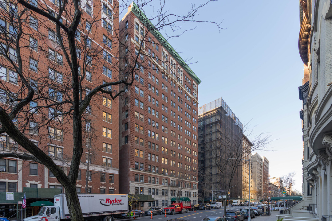 875 West End Ave in New York, NY - Building Photo