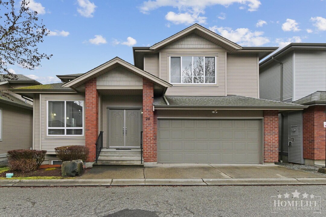 6116-6128 128 St in Surrey, BC - Building Photo