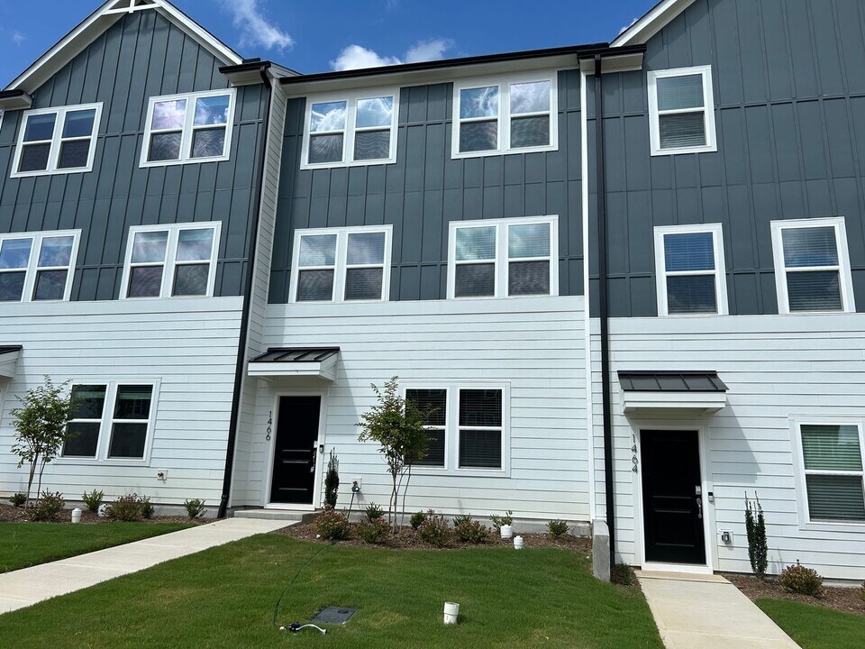 1466 Hasse Ave in Apex, NC - Building Photo