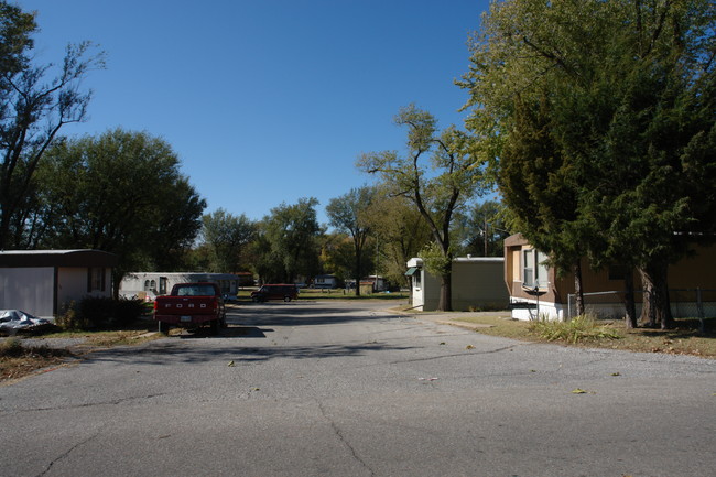 3201 W Macarthur Rd in Wichita, KS - Building Photo - Building Photo