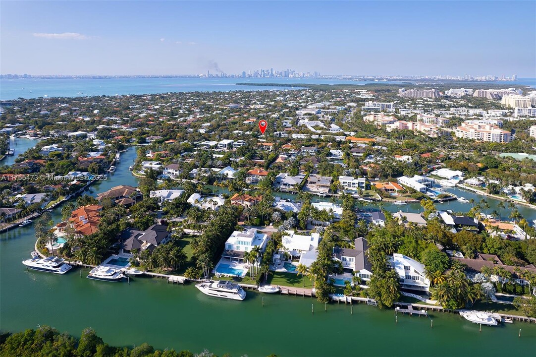 92 W Mashta Dr in Key Biscayne, FL - Building Photo