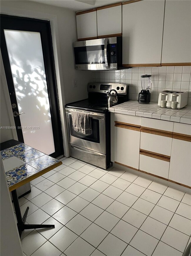 8950 Collins Ave in Surfside, FL - Building Photo - Building Photo