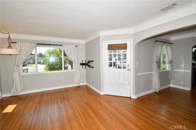 2718 S Barrington Ave in Los Angeles, CA - Building Photo - Building Photo