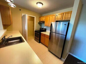 15200 Silver Pkwy in Fenton, MI - Building Photo - Building Photo