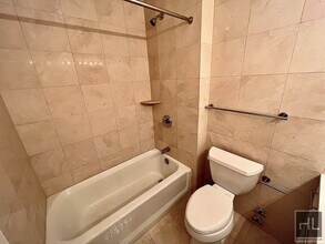 W 87th St in New York, NY - Building Photo - Building Photo