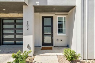 12001 Vista Parke Dr in Austin, TX - Building Photo