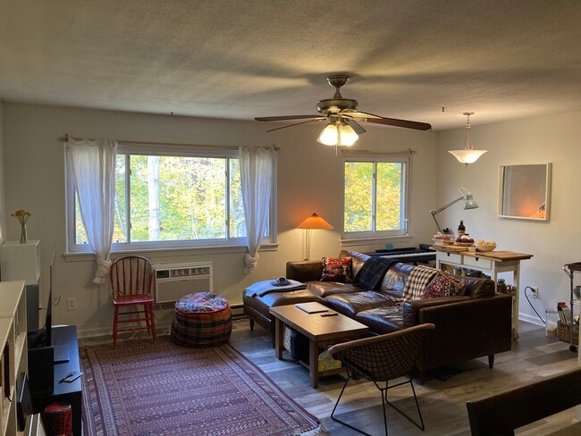 74 Barrett St, Unit #306 Coachlight in Northampton, MA - Building Photo - Building Photo