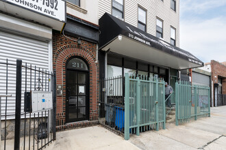 211 Johnson Ave in Brooklyn, NY - Building Photo - Building Photo