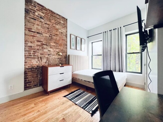 Furnished room/NOT APARTMENT, Unit 4 in Brooklyn, NY - Foto de edificio - Building Photo