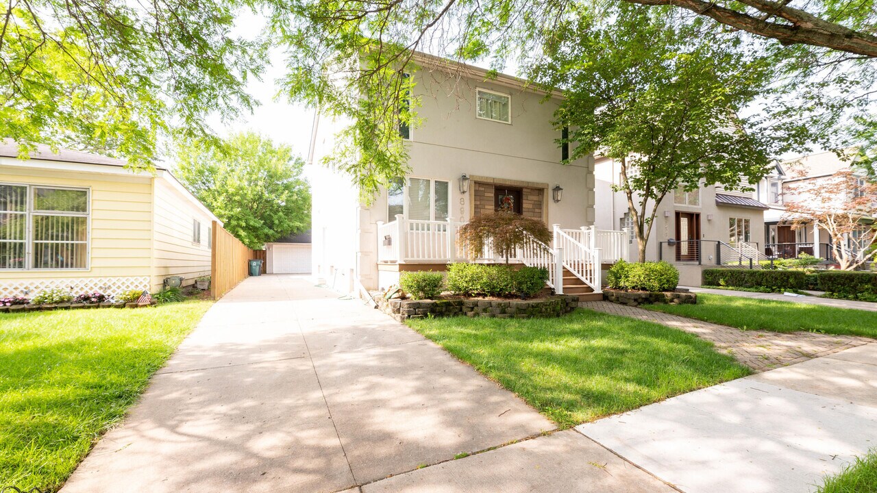 890 Emmons Ave in Birmingham, MI - Building Photo