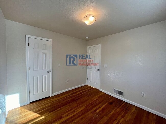 990 Newark St in Aurora, CO - Building Photo - Building Photo