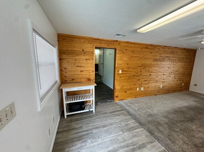 306 N Iona Ave in Fruitland Park, FL - Foto de edificio - Building Photo