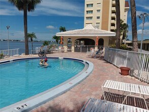 4775 Cove Cir in St. Petersburg, FL - Building Photo - Building Photo